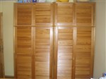 fotka Šatní skříně s posuvnými borovicovými dveřmi+komoda